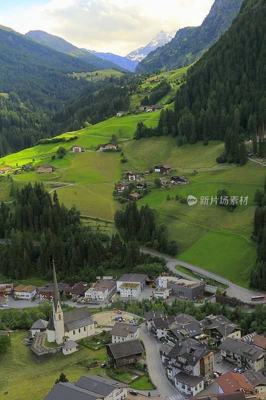 日落时的阿尔卑斯村庄- Timmelsjoch - Rombo pass -奥兹塔尔阿尔卑斯山之间的山口在奥地利，和Dolomites在意大利-奥地利奥兹塔尔蒂罗尔-雄伟的高山景观，戏剧性的蒂罗尔山全景和田园诗般的草地，奥地利和意大利